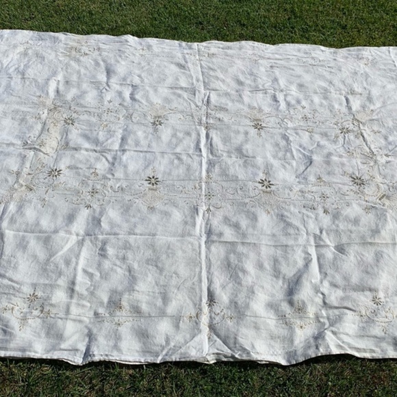 Table cloth - Picture 1 of 9